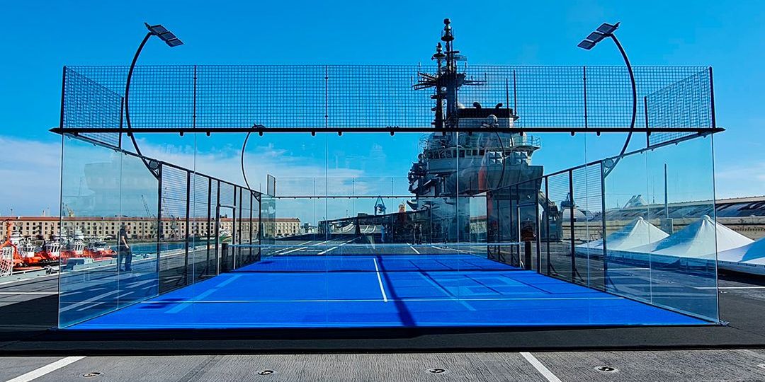 un terrain de padel sur un porte-avions